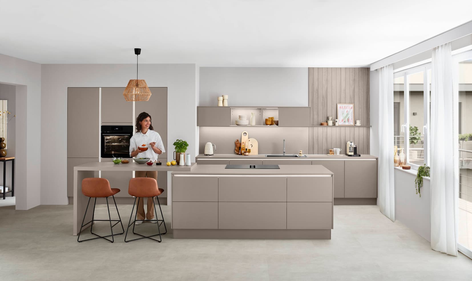 Moderne Küche im Dämmerlicht als Hintergrundbild